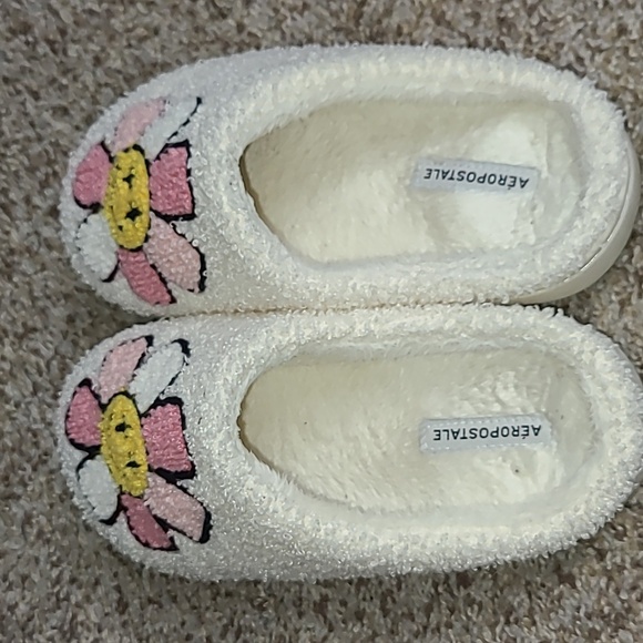 🎯Aeropostale Fluffy Flower Slippers with Smiley Face. 🎯5 for $25🎯 - Picture 2 of 4